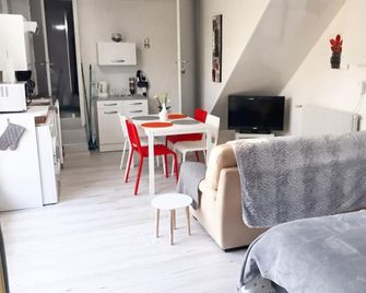 Studio with pool, garden & barbeque | Garden view | Good for workation - Saint-Apollinaire - Salon