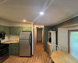 Newly renovated home a block away from Magician Lake! - Dowagiac - Kitchen