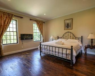 Fabulous Six Bedroom Jordan Lake Tuscan Villa. - New Hill - Bedroom