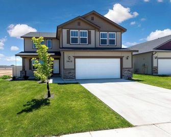 South Nampa Family Home | Cali King | Game Loft | 5 Tvs | Near Downtown Nampa - Nampa - Будівля