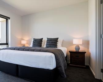 Central Park Apartments - Cromwell - Bedroom