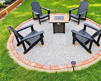Checkerboard guest house close to charming downtown + family-friendly yard space - Cobourg - Patio