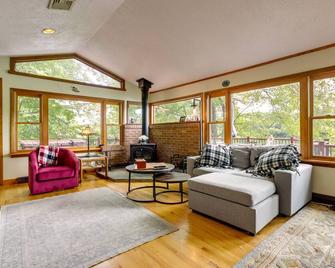 Lakefront Connecticut Retreat Near Uconn - Coventry - Living room