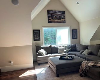Beautiful Custom Home On 3 Acre Inground Bbq .wedding venue options DM me. - Foresthill - Living room