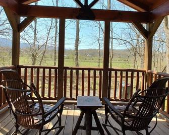 Luxury tiny cabin on the Valley River with mountain views. - Andrews - Balcón