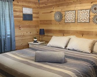 Private cabin that sits on fenced in one acre lot. (Dog friendly) - Geneva - Bedroom