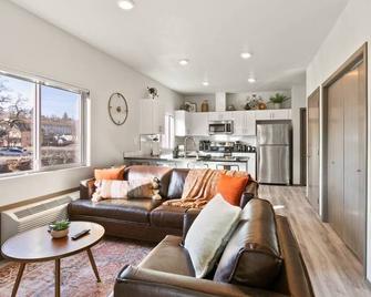 New 2 Bed 2 Bath Near Perry Dist and DT - Spokane - Living room