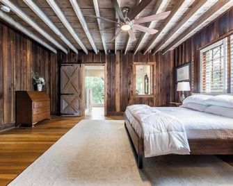 Historic Macon Luxury Lodge with updated decor - Macon - Bedroom