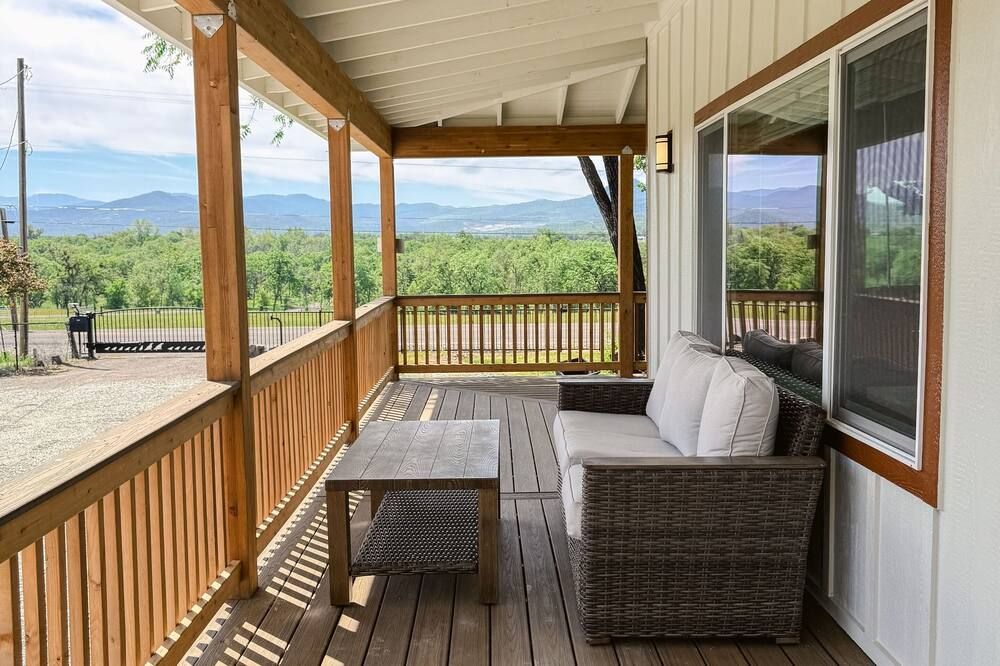 Remodeled 3 BR/2.5 BA Retreat near Eagle Point. Includes main house and a private cottage. Group-friendly kitchen, famous waffle bar, hot tub, and electric fireplace. Great space for cooking and connecting.