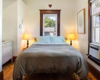Cozy and charming. Your home away from home in the heart of Viroqua. - Viroqua - Bedroom