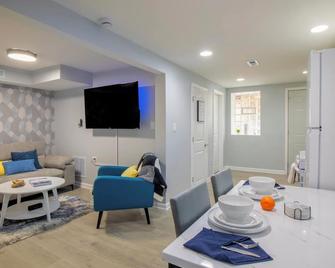 NEW Private West Loop 1br with Backyard near Green Line and CTA - Chicago - Comedor
