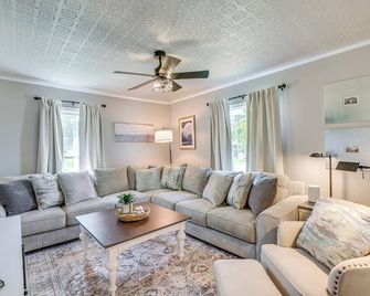 Presque Isle Home w/ Screened Porch Near River! - Presque Isle - Sala de estar