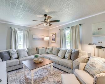 Presque Isle Home with Screened Porch Near River! - Presque Isle - Sala de estar