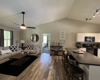 Newly remodeled, handicap accessible overlooking pool , play area - Monticello - Restaurante