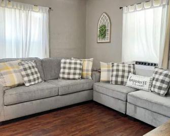 Farmhouse Style 2 Bedroom House - Alturas - Wohnzimmer