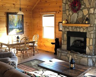 Relax & Recharge: Comfy Smoky Mountain Cabin without the crowds + Reliable WIFI - Maggie Valley - Вітальня