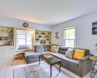 Walk to Downtown - Home w/ Porch in Clayton! - Clayton - Sala de estar