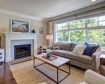 City Haven II - Blocks from Zoo, Downtown Bus, Restaurants, W/parking - سياتل - غرفة معيشة