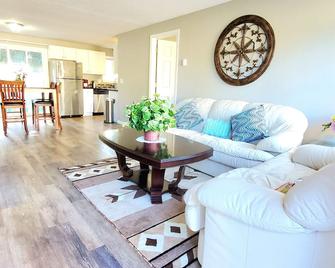 Duplex with Backyard and Putting Green - Beaverton - Living room