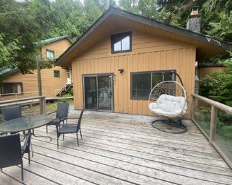 Waterfront cozy cabin vacation home with dock - Bamfield - Patio