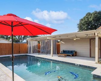 Spectacular 5BR/2.5B Home with Pool and Grill - 16 Guests - Carrollton