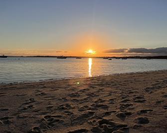 Lovely Cape Cottage 2 bedroom with private beach and central air. - Yarmouth - Playa