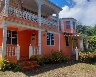 Cozy vacation retreat - Roseau - Building