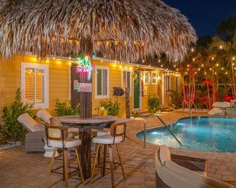 Steps to Beach, Heated Pool, 2 Queen Beds, 2BA - Saint Pete Beach - Πισίνα