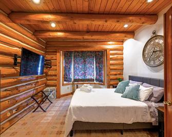 Luxury Timber Lodge w/Hot Tub-Sleeps 20 - Salem - Bedroom
