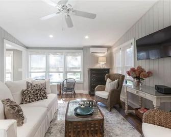 Cozy Cottage With Private Water Access - Kennebunkport - Living room
