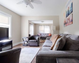 White House on a Hill - Ann Arbor - Living room