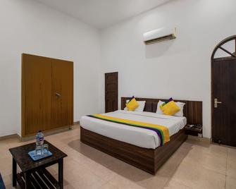 OYO Flagship Om Pushp Residency - Mathura - Schlafzimmer