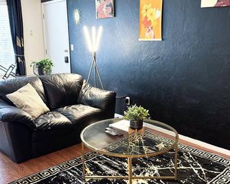 Ebony Escape- gym, sauna, hot tub, seasonal pool - Corvallis - Living room