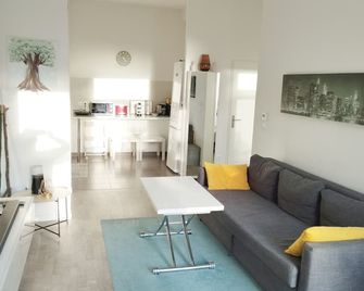 Superb bright apartment with garden of 18 M2 - Carrières-sous-Poissy - Sala de estar