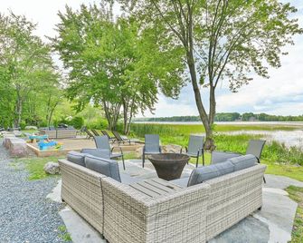 3 Waterfront Cottages with Large Dock - Sleeps 16 - Madoc - Patio