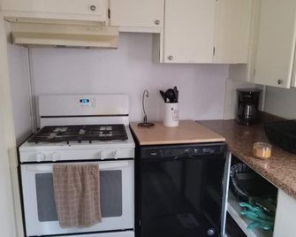 Cozy home tranquil wooded setting walking trails stream frontage in Wilton WiFi - Wilton - Cocina