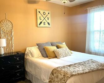 Boho Rehoboth condo-2bd/3.7mi beach/.5mi outlets - Rehoboth Beach - Habitación