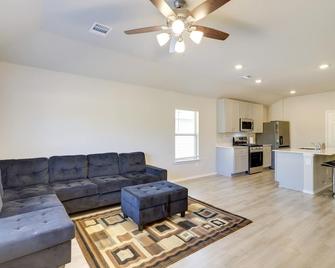 Brand New Spring Home Less Than 1 Mi to Old Town! - Spring - Living room
