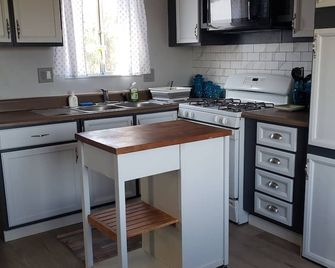 Cozy 2-bedroom mobile home with AC in marvelous Seligman - Seligman - Kitchen