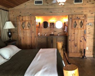 Incredible Big Water View! Deep Water Without All The Traffic! Sleeps 12 - Tallassee - Bedroom