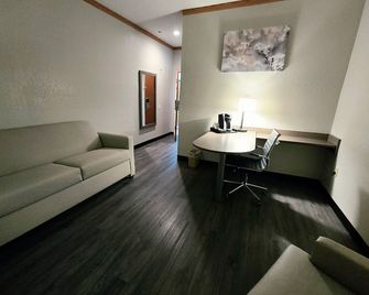 Red Roof Inn & Suites Hinesville - Hinesville