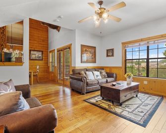 Cozy Cabin with Screened Deck and Gas Fireplace - Charming Retreat - Branson - Living room
