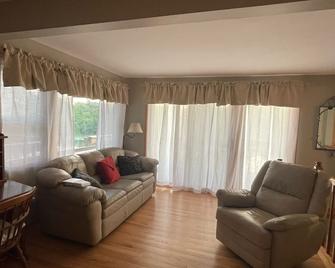 Lake property with much to offer! - Salem - Living room