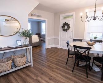 Warm Spring Farmhouse, Old Charm with Modern Updates in Historic Chambersburg - Chambersburg - Dining room