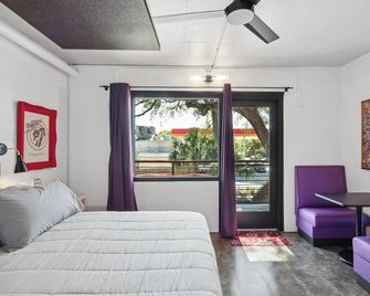 Boutique Vera Hotel Room 202: King Room in the Heart of Folly Beach - Folly Beach