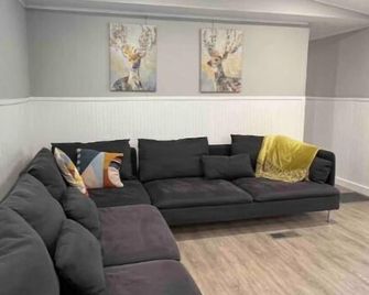 Enjoy the sounds of nature when you stay in this unique place. - Lake Wales - Living room