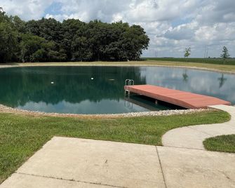 3-bedroom house in welcoming Defiance with cool AC breeze - Defiance - Pool