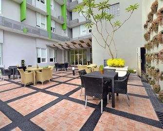 Whiz Hotel Malioboro Yogyakarta - Yogyakarta - Patio
