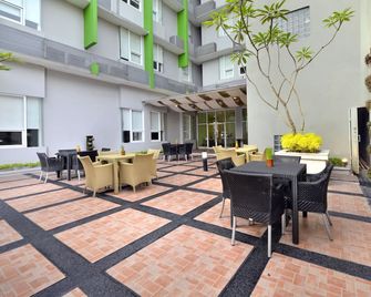 Whiz Hotel Malioboro Yogyakarta - Yogyakarta - Patio