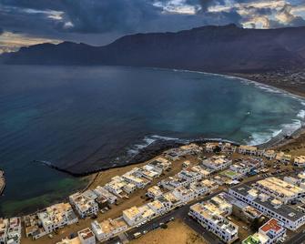 Casa Hespi-view to Famara Beach - Caleta de Famara - Edificio